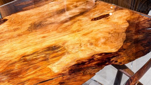 青山店に展示の屋久杉一枚板