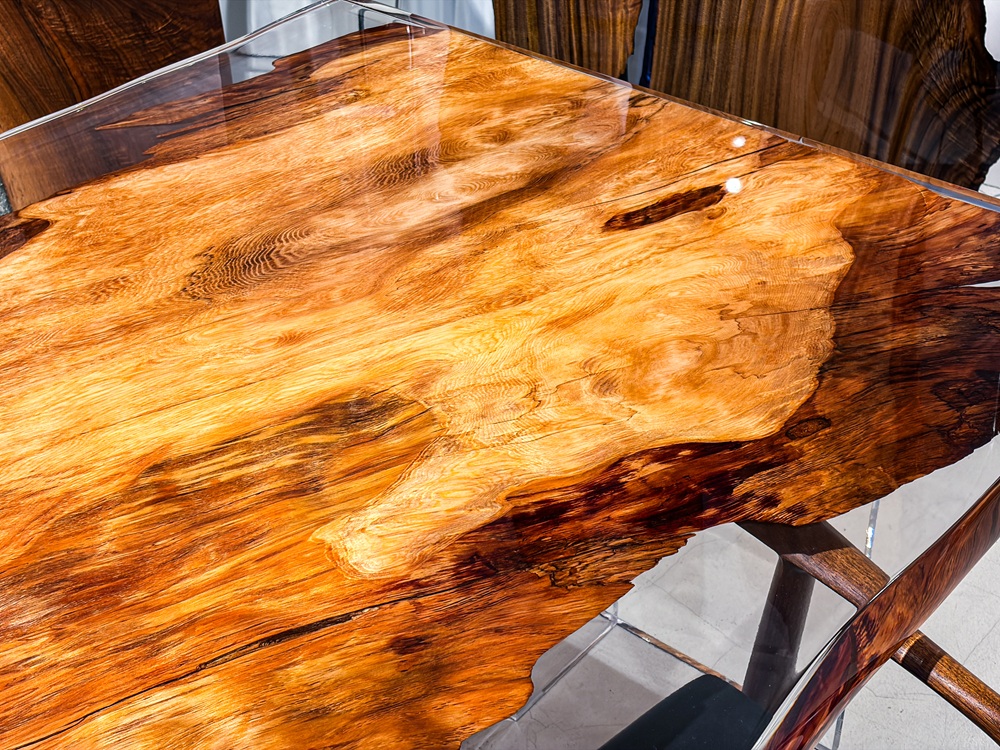 青山店に展示の屋久杉一枚板