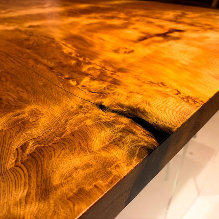 青山店に展示の屋久杉一枚板