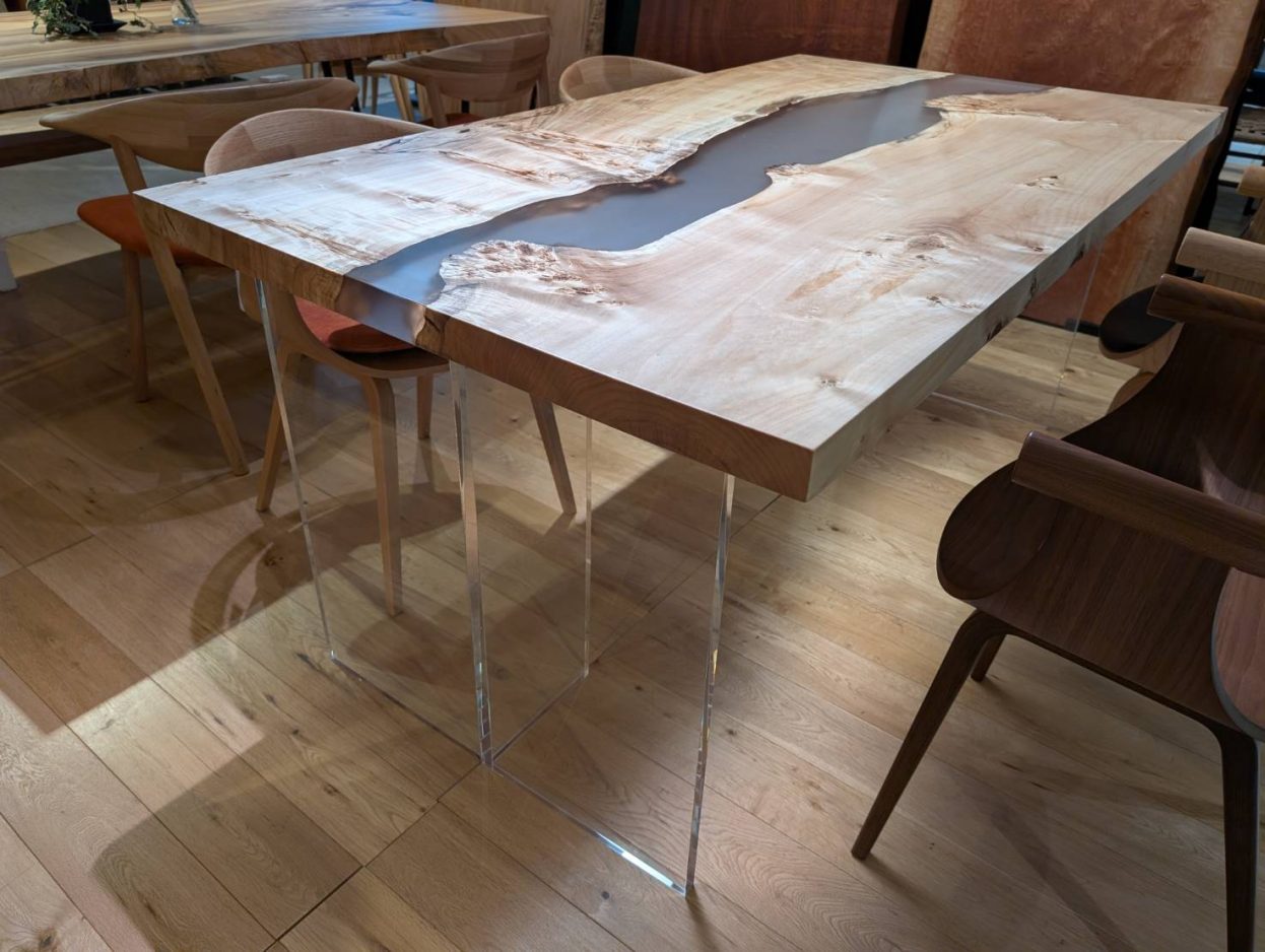 一枚板レジンテーブルにアクリル脚を合わせたコーディネート