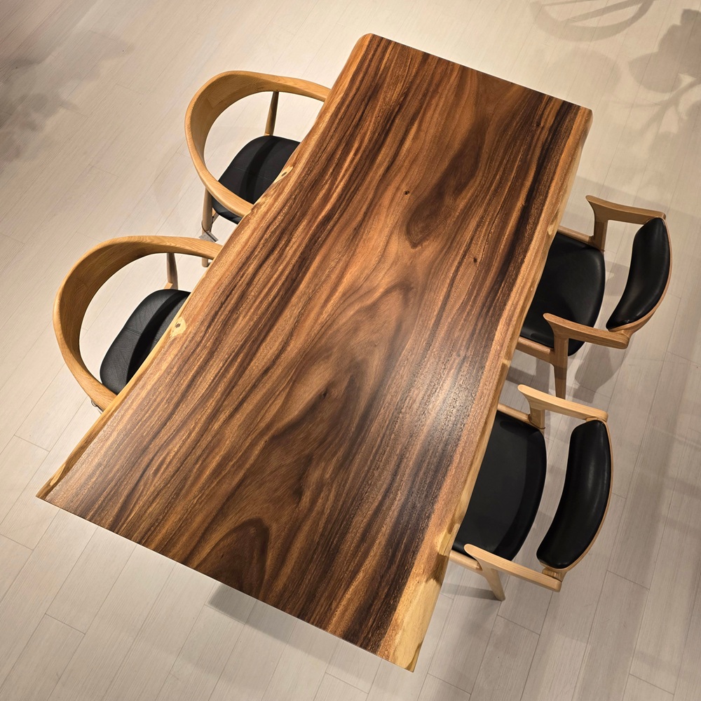 神戸店展示のモンキーポッド一枚板テーブル