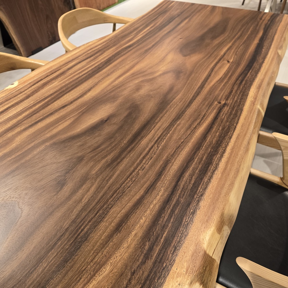 神戸店展示のモンキーポッド一枚板テーブル