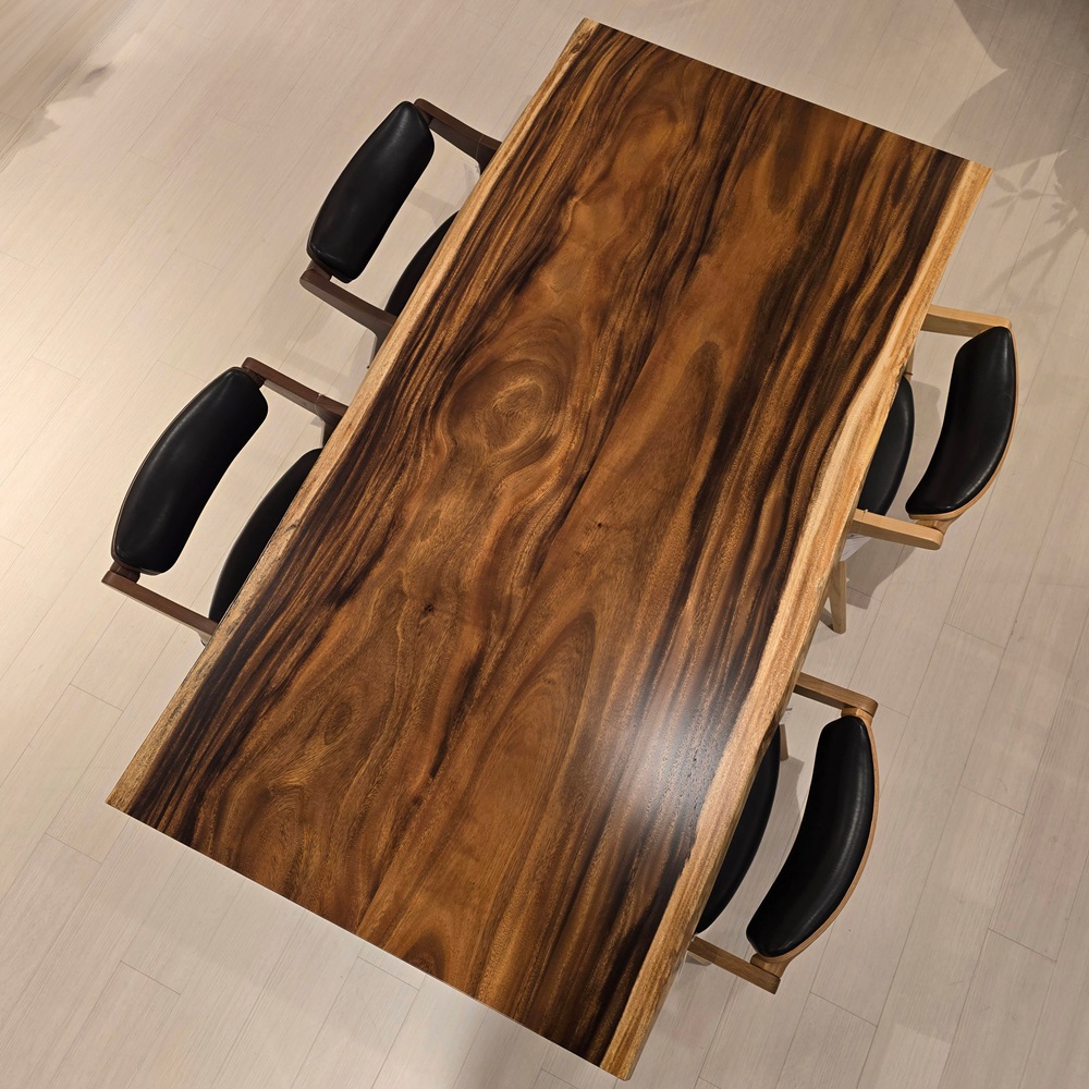 神戸店展示のモンキーポッドハギテーブル