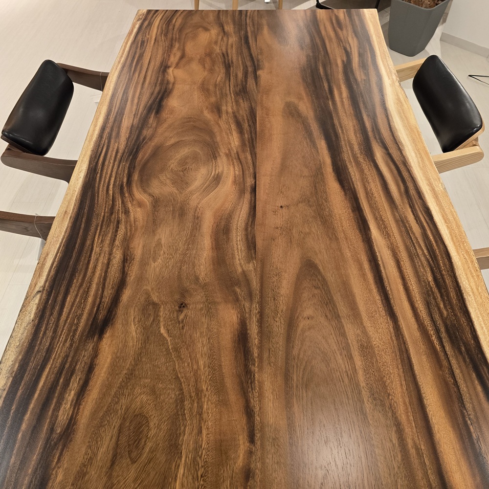 神戸店展示のモンキーポッドハギテーブル