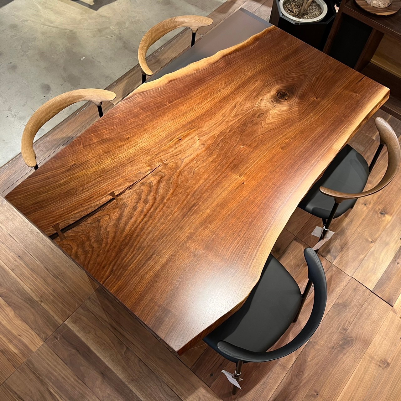 吉祥寺店おすすめのウォールナット一枚板