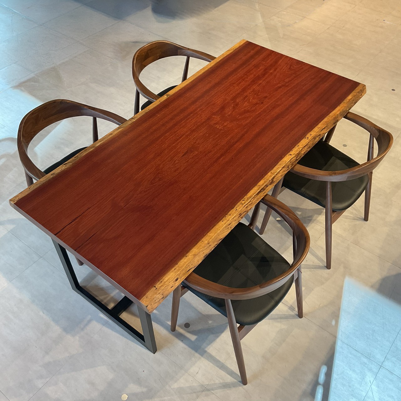 天神店おすすめのパープルハート一枚板