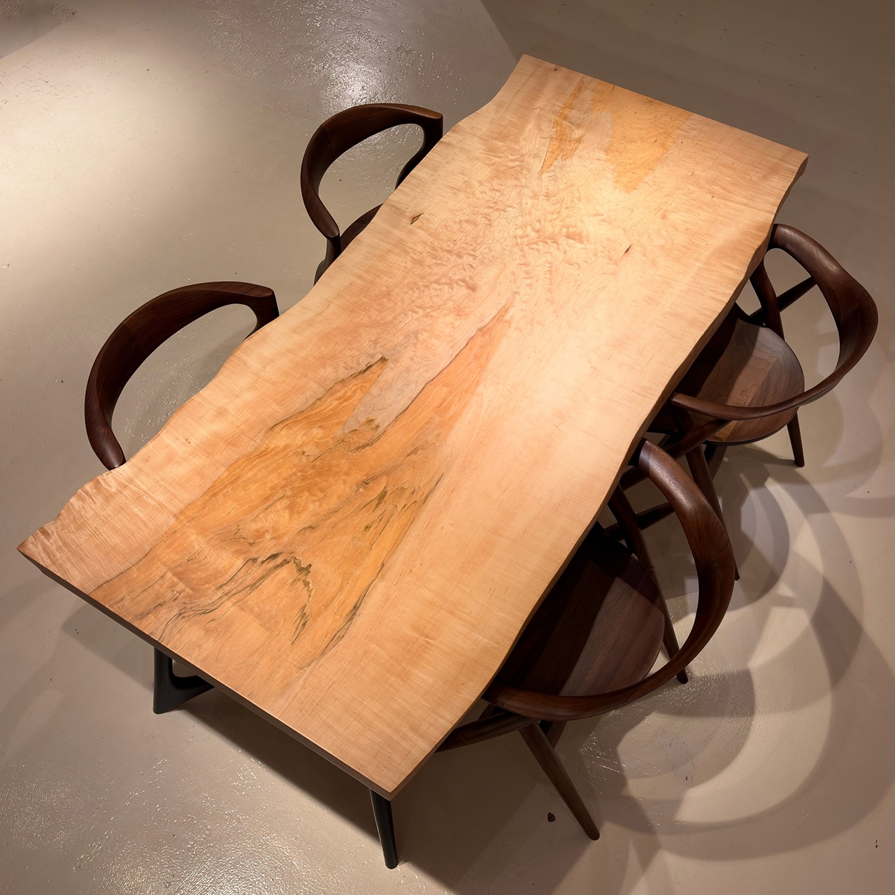 青山店おすすめのカエデ一枚板