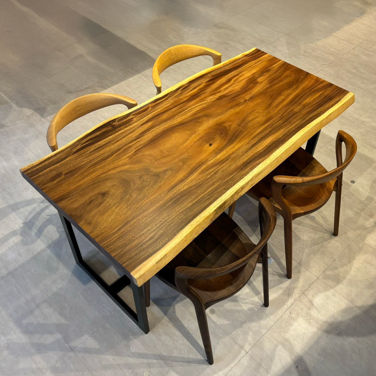 天神店おすすめのモンキーポッド一枚板