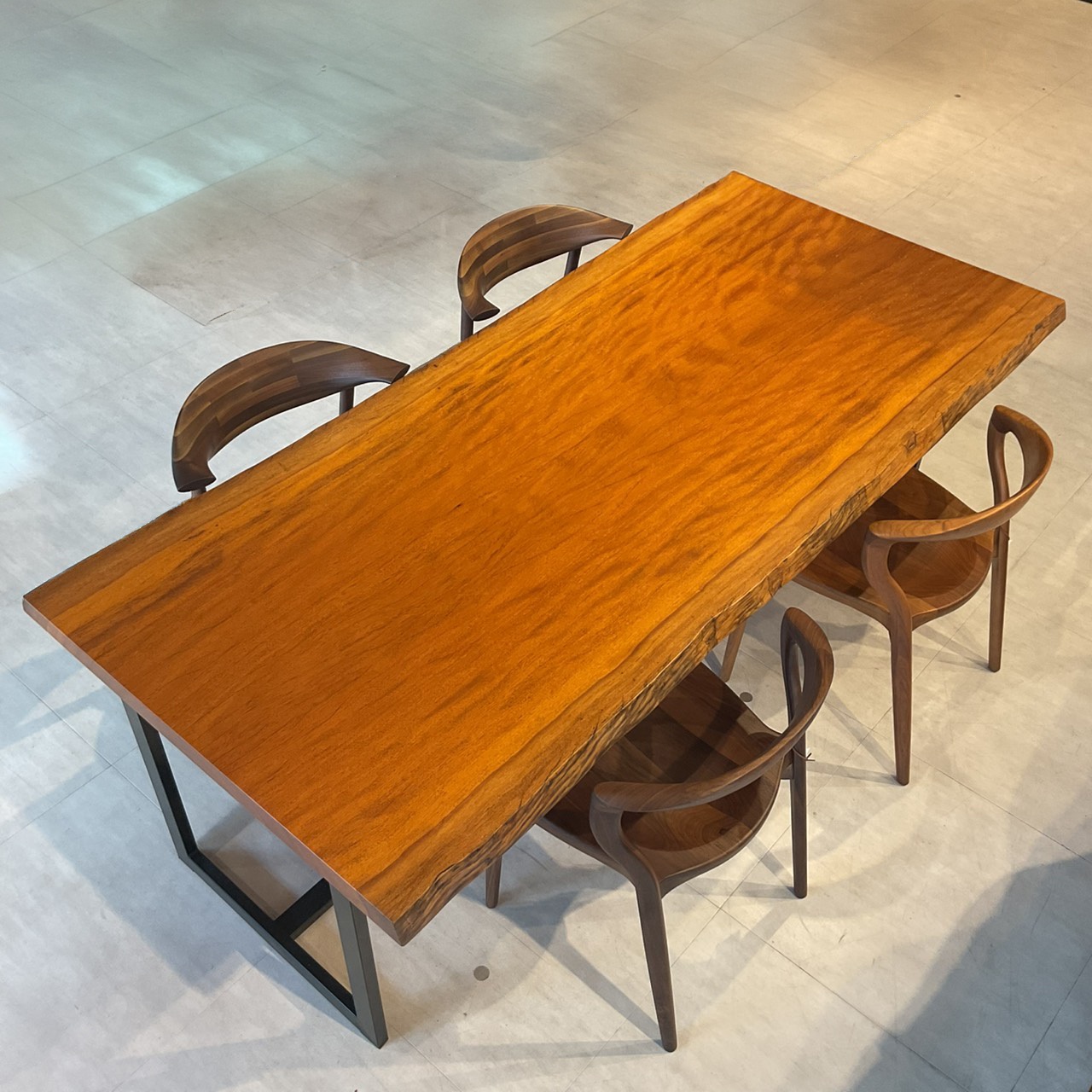 天神店おすすめのビリンガ一枚板