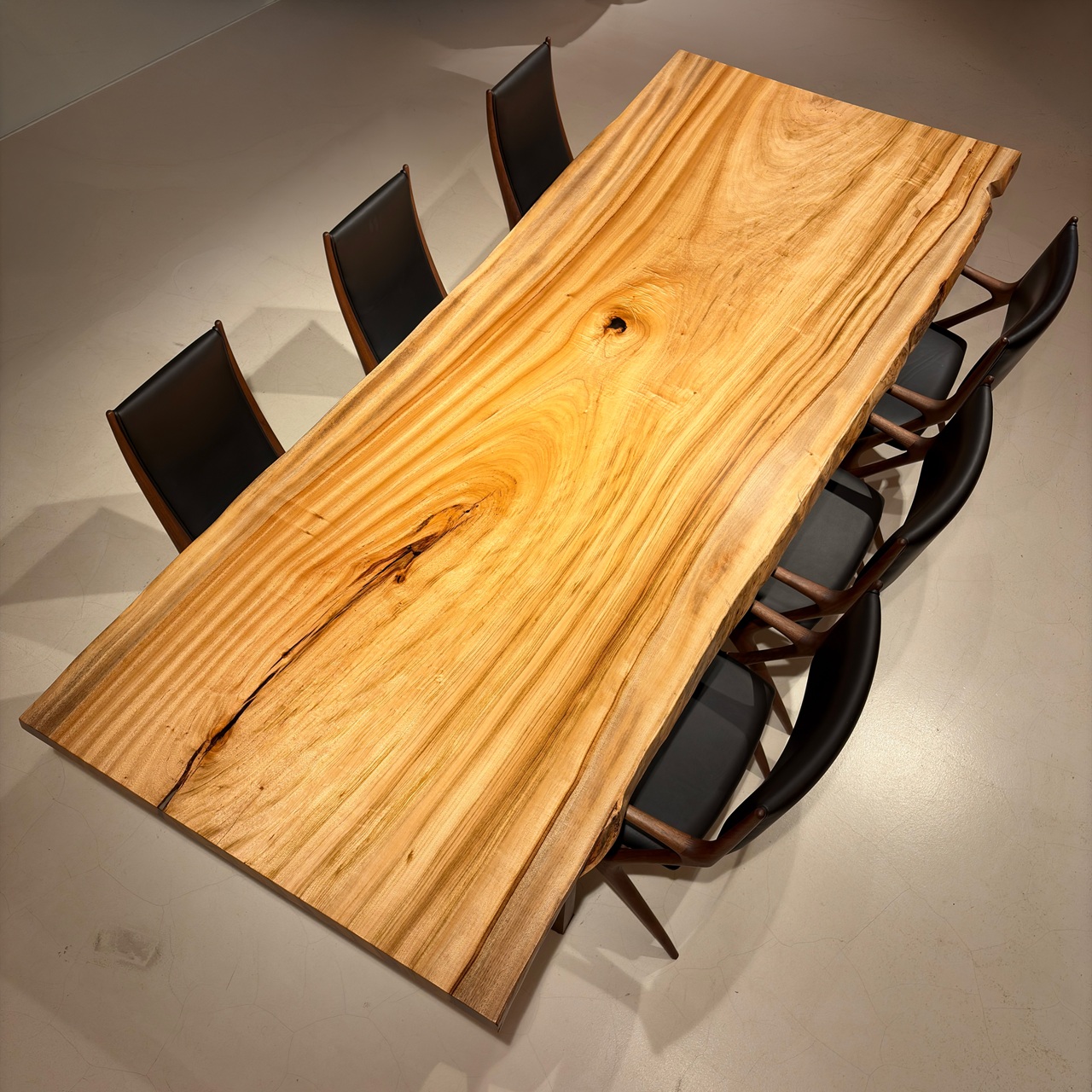 青山店おすすめのクス一枚板