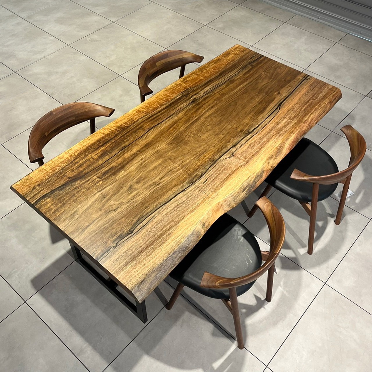 大川店おすすめのパプアニューギニアウォールナット一枚板