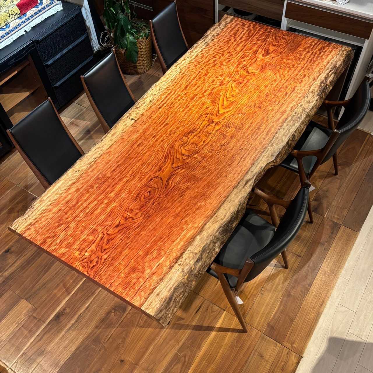 新宿店おすすめのブビンガ一枚板