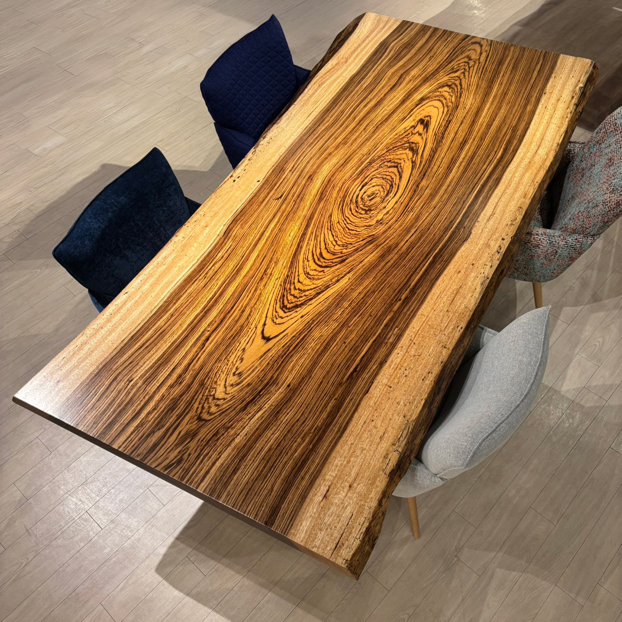 新宿店おすすめのゼブラウッド一枚板