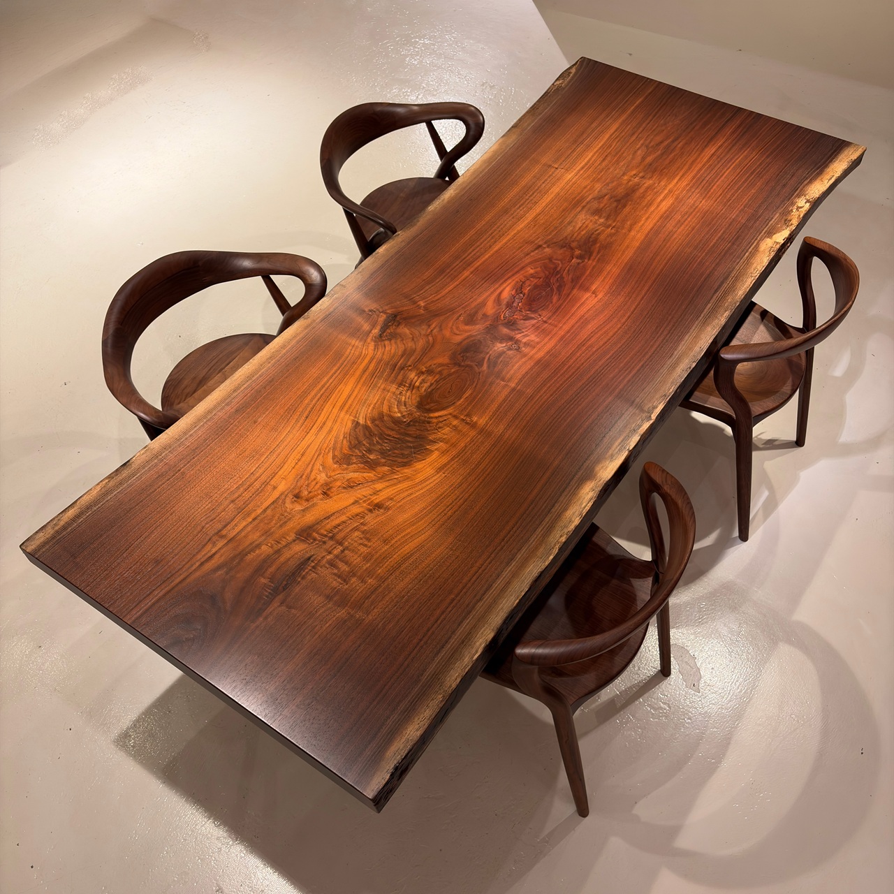 青山店おすすめのウォールナット一枚板