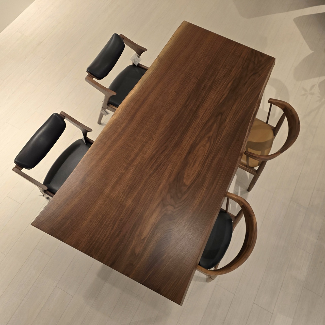 神戸店おすすめのウォールナット一枚板