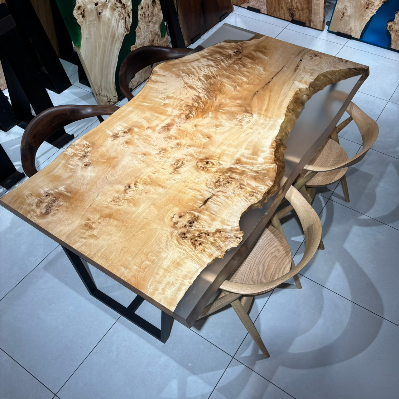 新宿レジン店おすすめのトチレジンテーブル