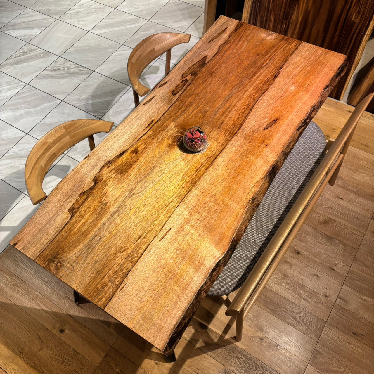 新宿店おすすめのマンゴ一枚板