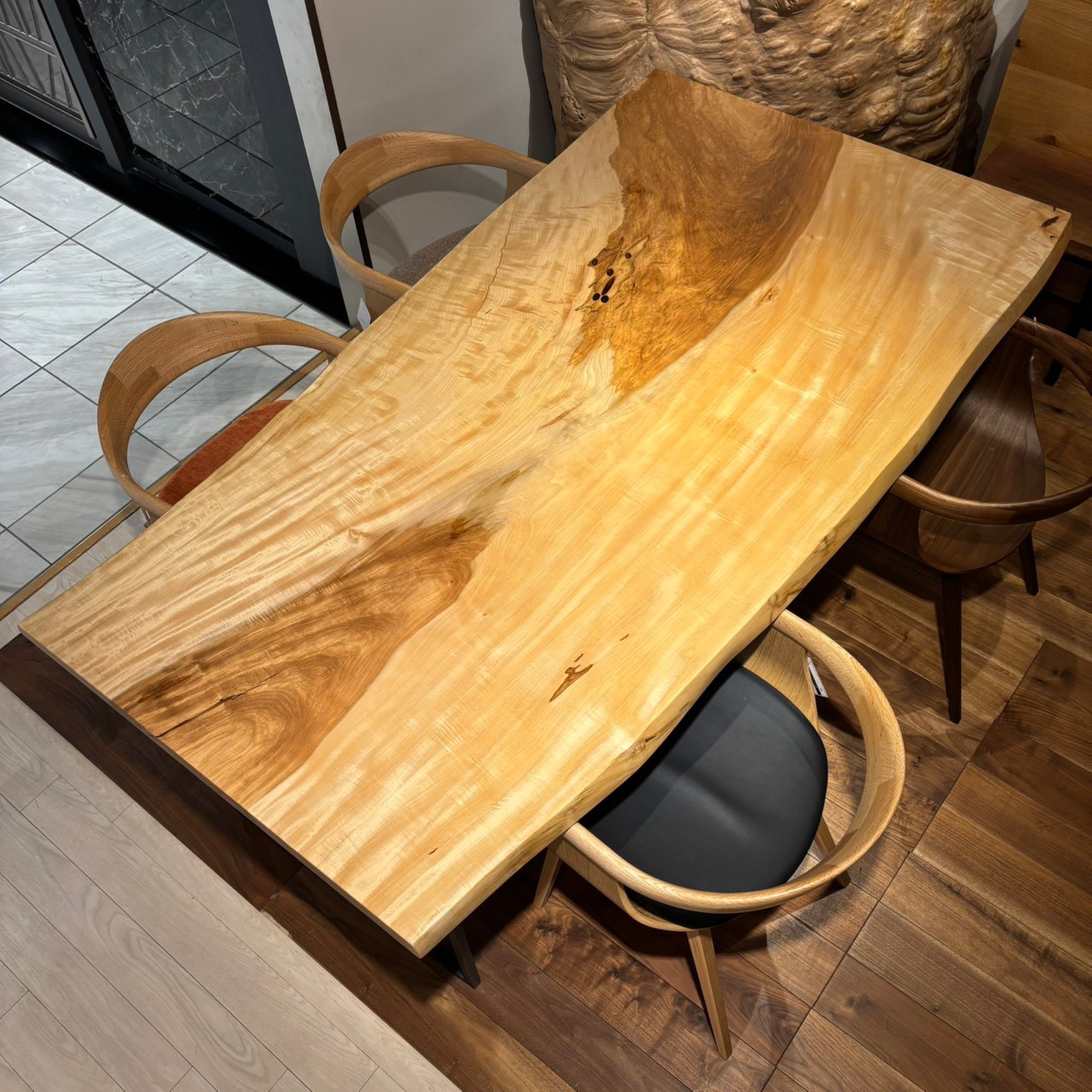 新宿店おすすめのトチ一枚板