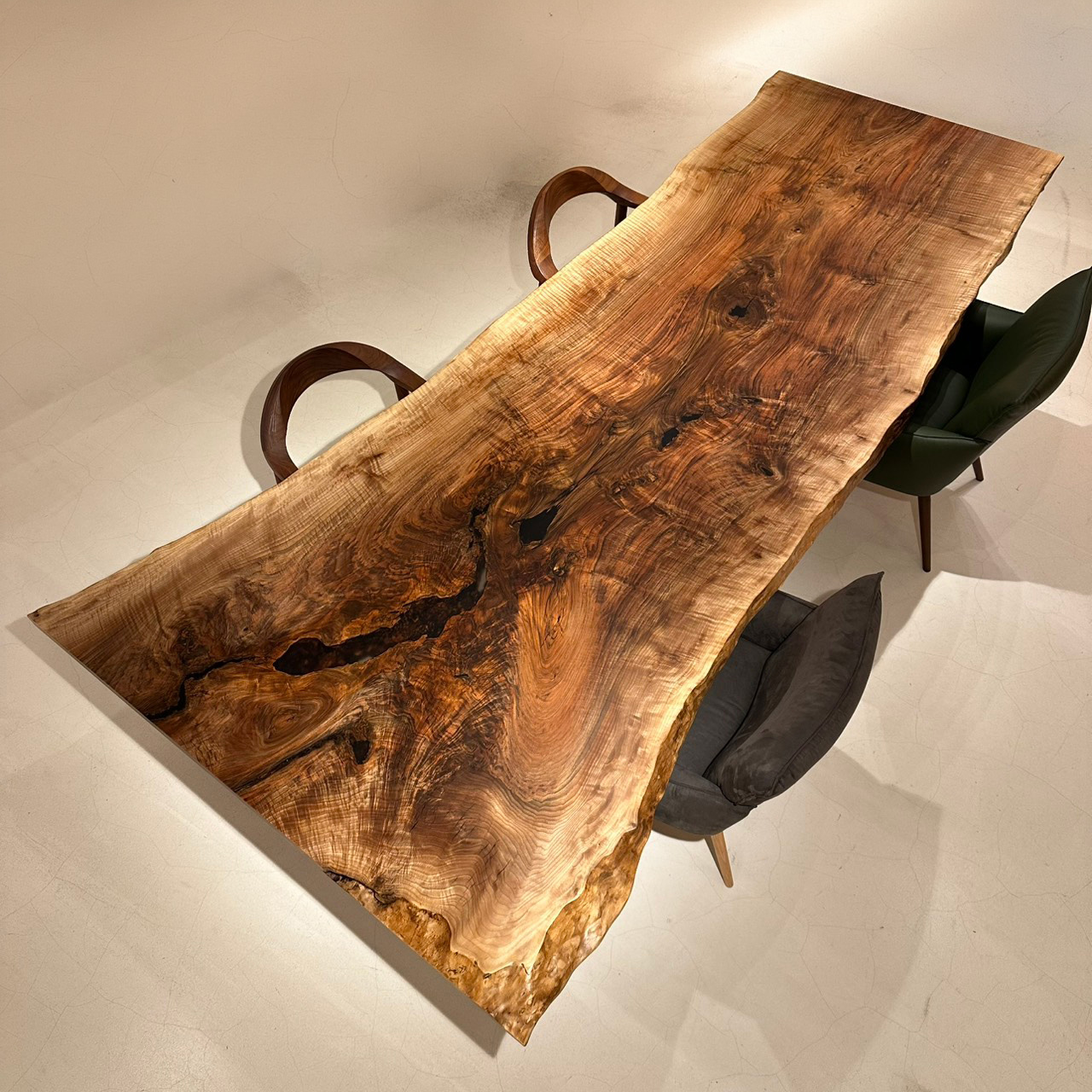 青山店おすすめのバストゥーンウォールナット一枚板