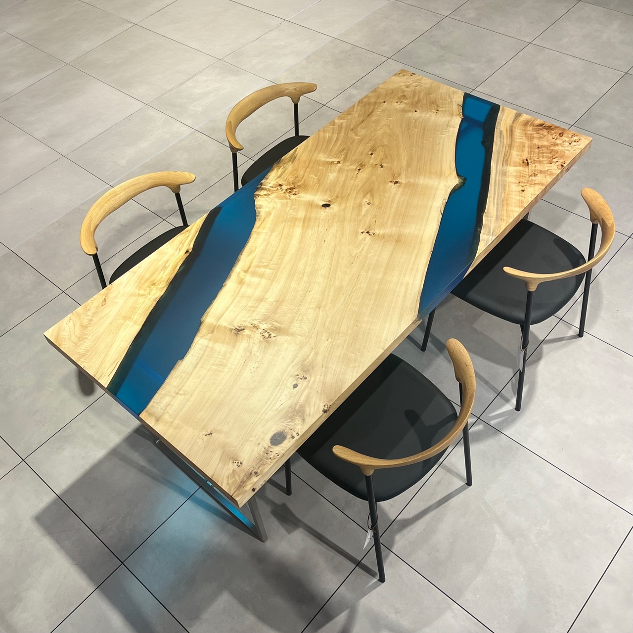 大川店おすすめのポプラレジンテーブル