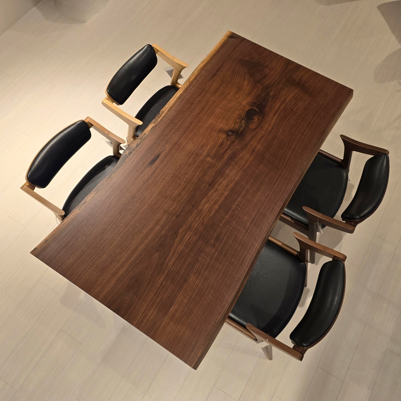 神戸店おすすめのウォールナット一枚板