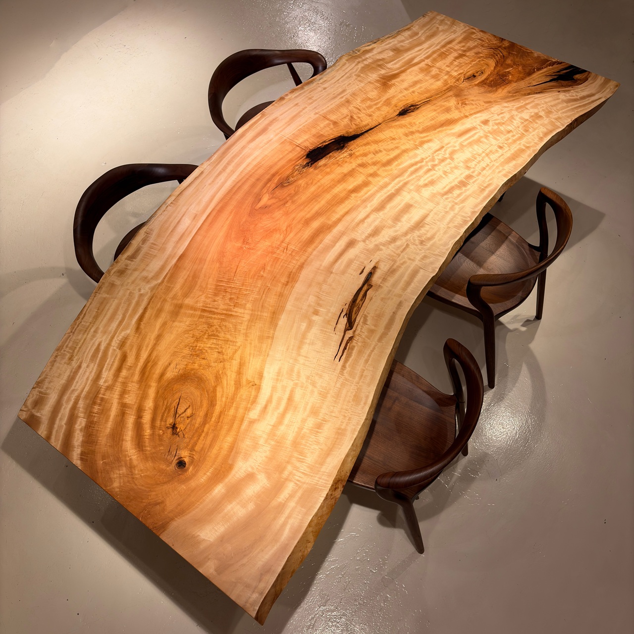 青山店おすすめのトチ一枚板