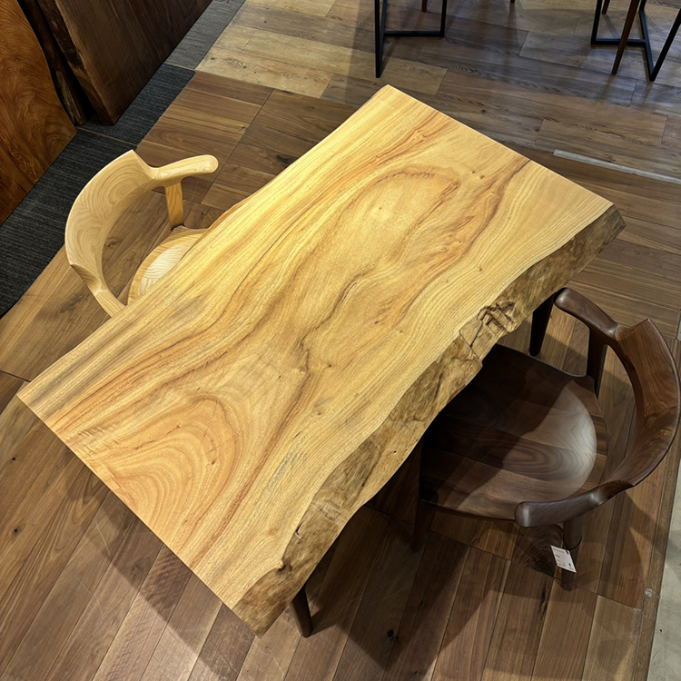 吉祥寺店のクス一枚板