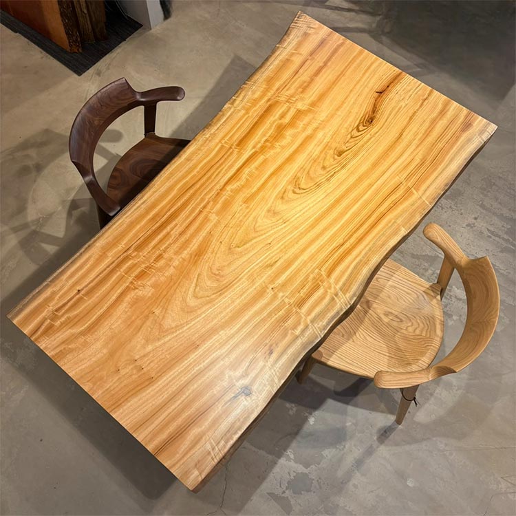 吉祥寺店のクス一枚板