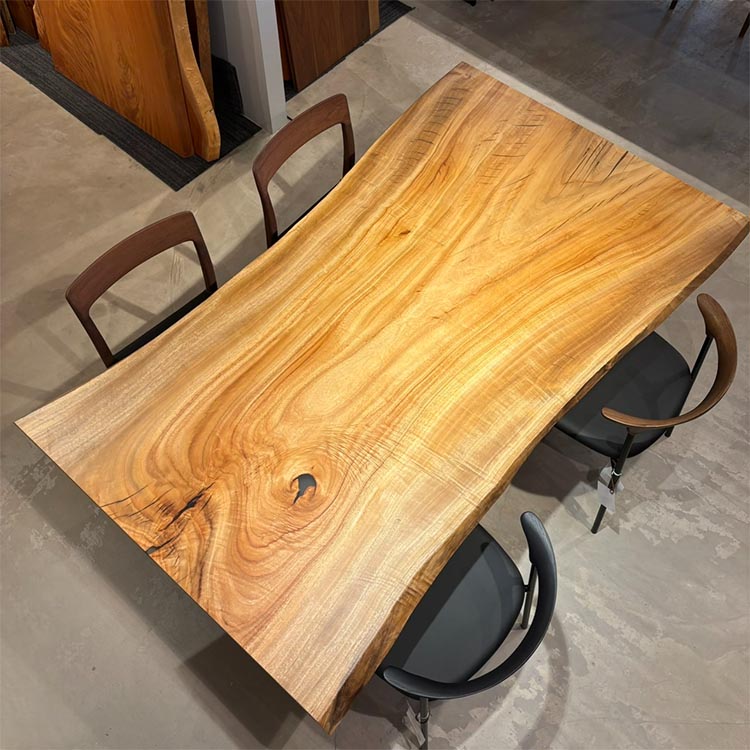 吉祥寺店のクス一枚板