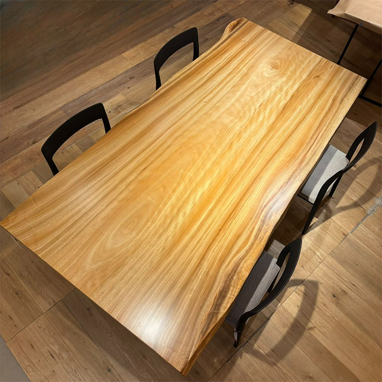 吉祥寺店のクス一枚板