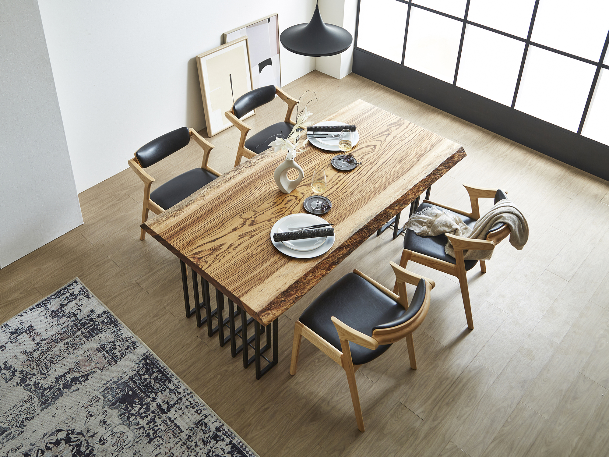 ゼブラの一枚板ダイニングテーブル