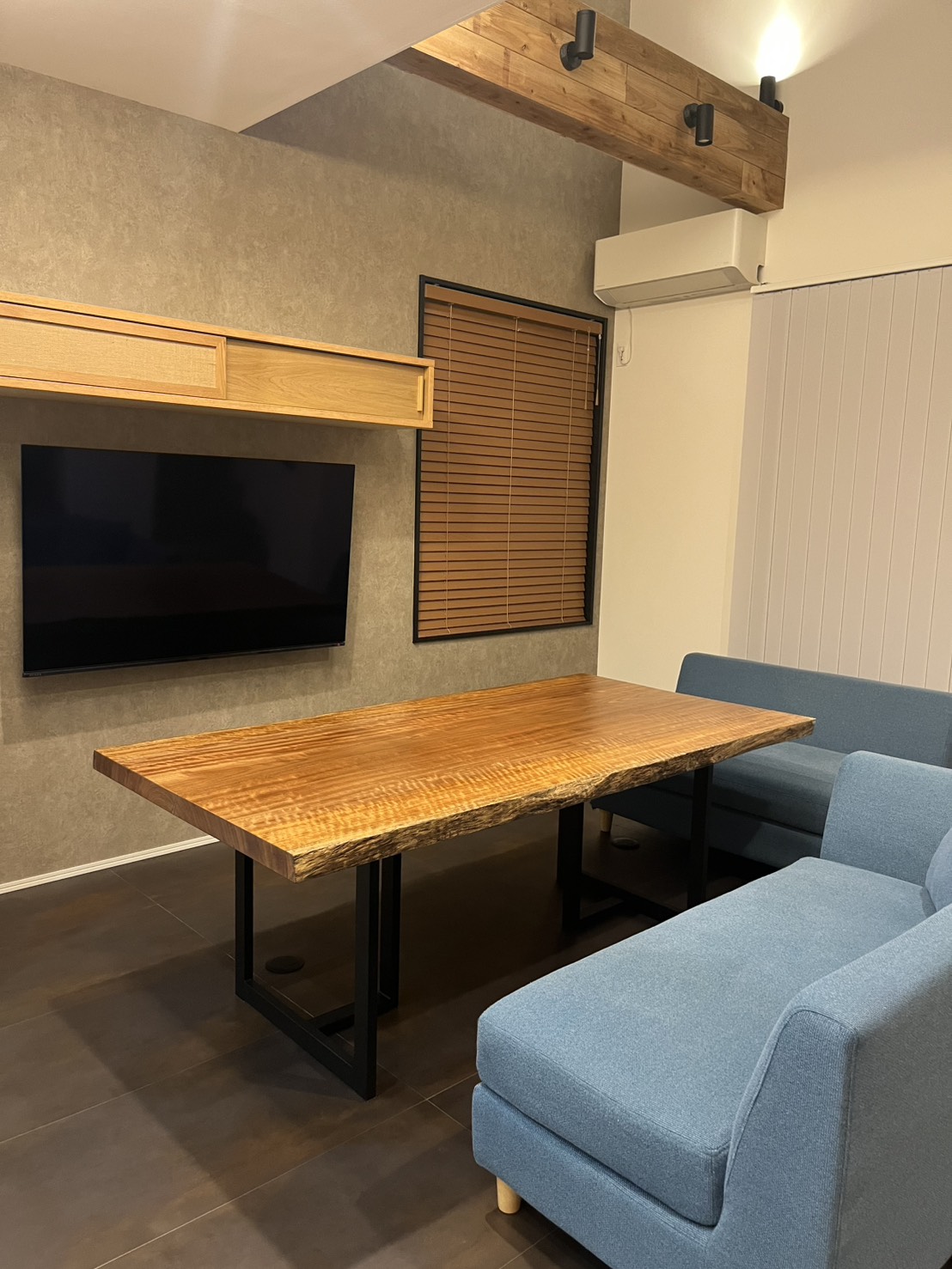 PNGウォールナット一枚板テーブル納品事例