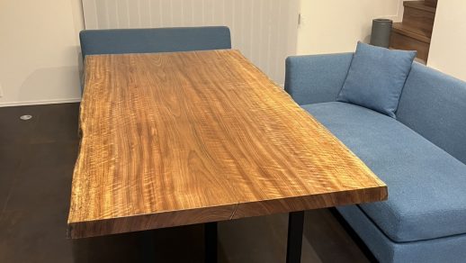 PNGウォールナット一枚板テーブル納品事例