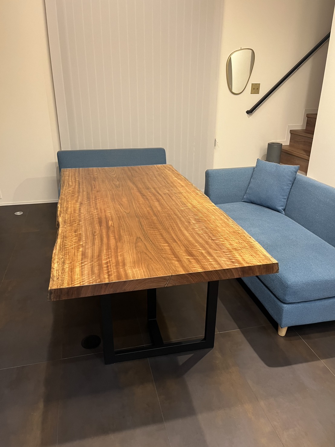 PNGウォールナット一枚板テーブル納品事例