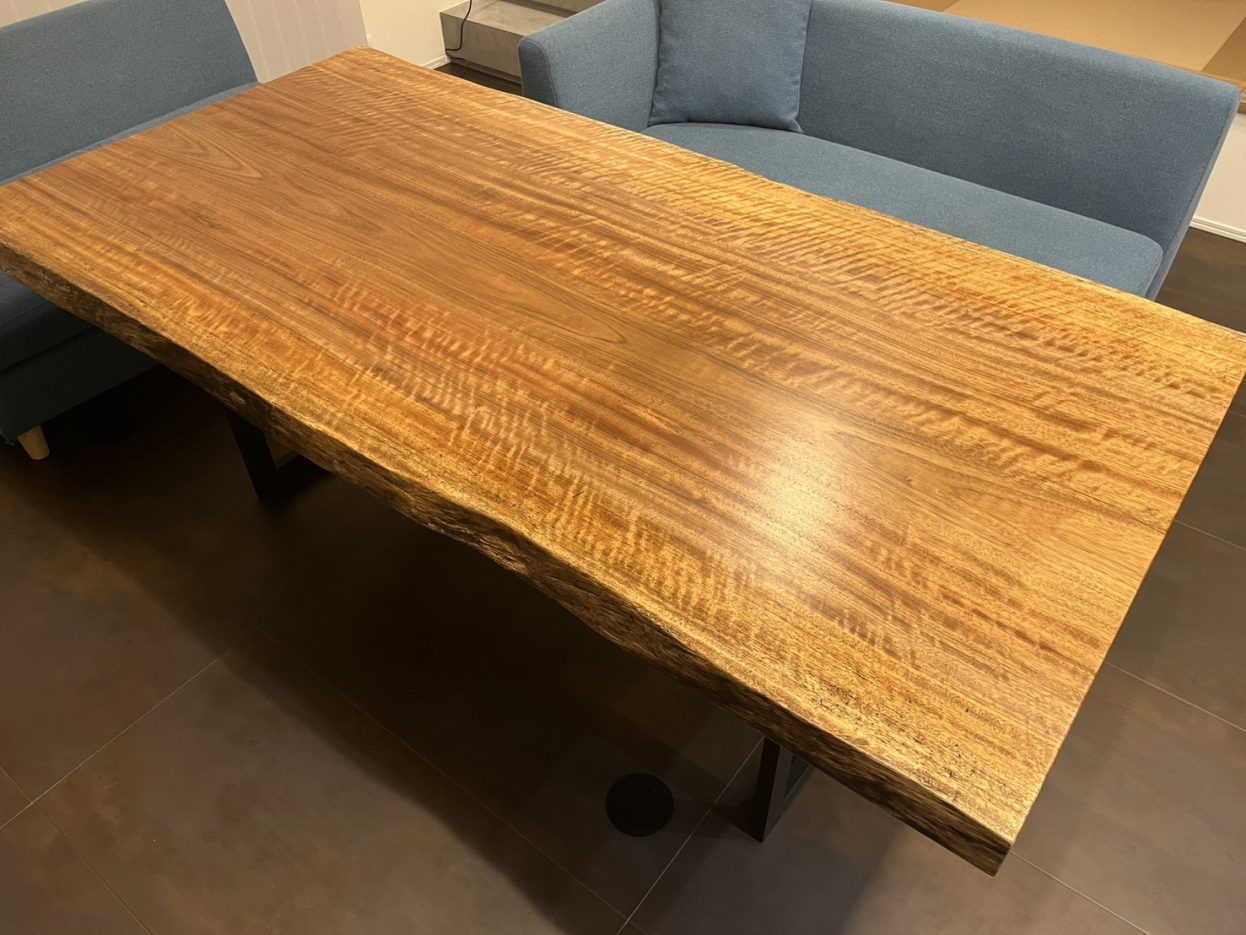 PNGウォールナット一枚板テーブル納品事例