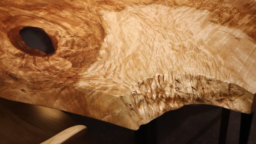 名古屋店のトチ一枚板 テーブル