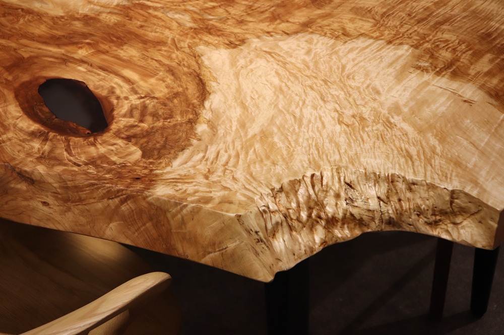 名古屋店のトチ一枚板 テーブル