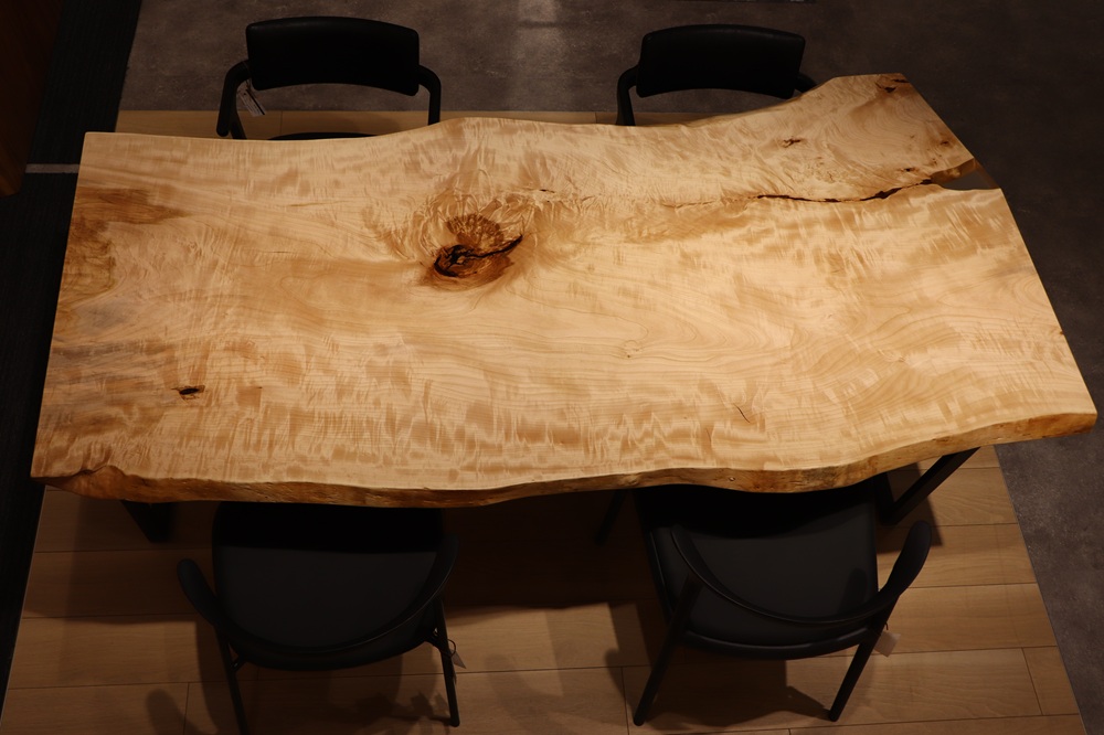 名古屋店のトチ一枚板 テーブル