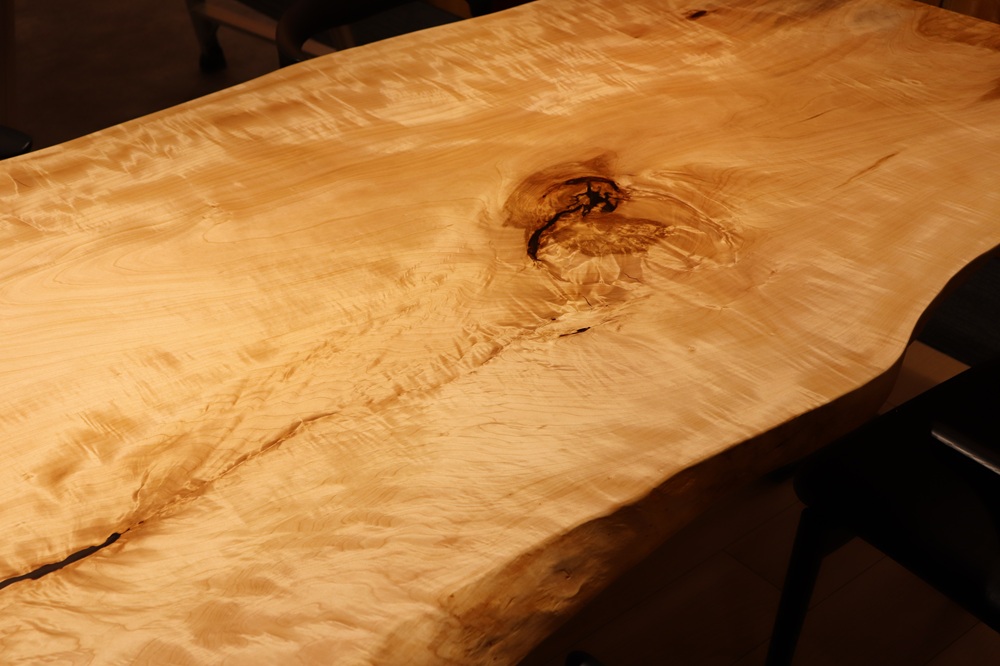 名古屋店のトチ一枚板 テーブル　揺らめく縮杢