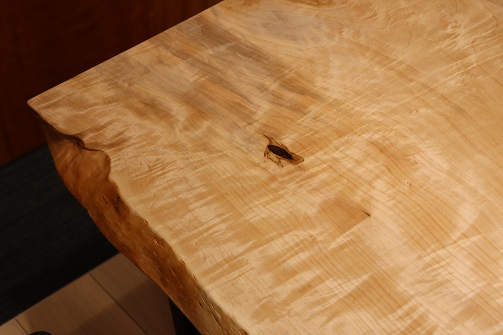 名古屋店のトチ一枚板 テーブル　揺らめく縮杢