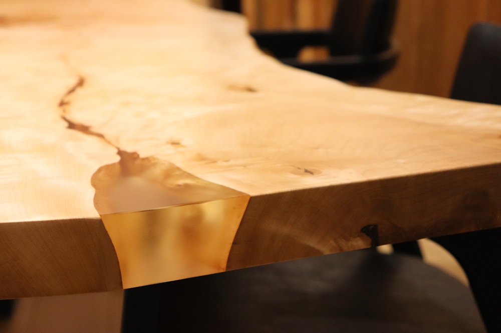 名古屋店のトチ一枚板 テーブル　自然が刻んだ裂け