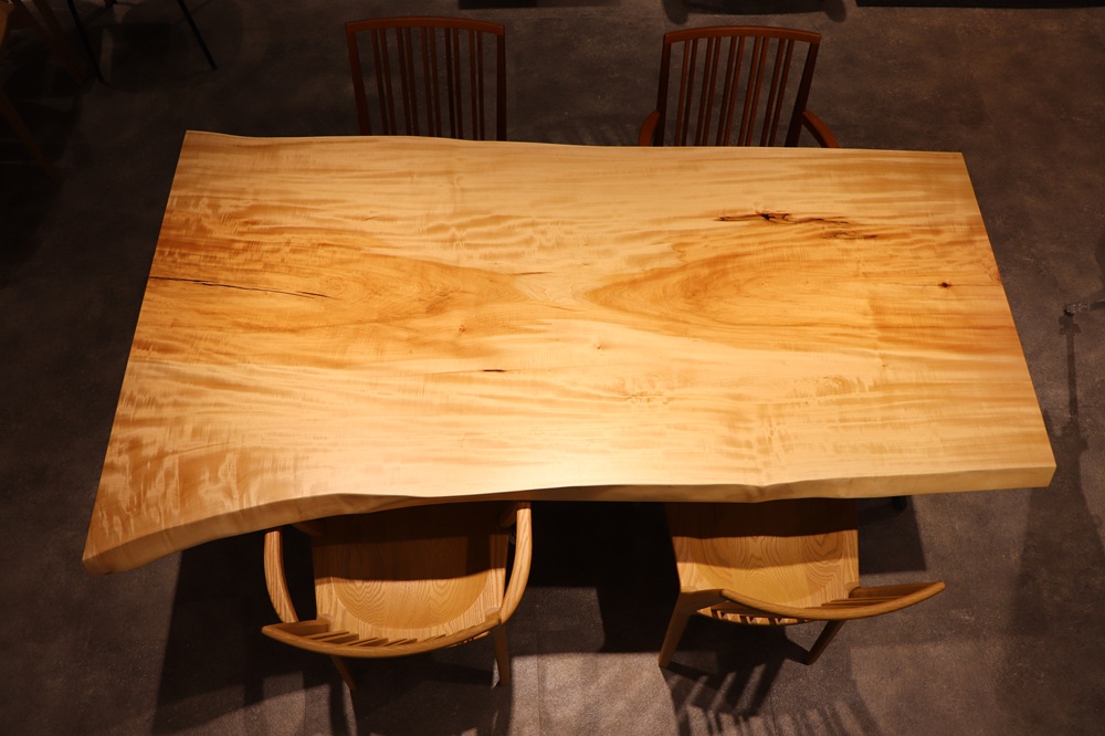 名古屋店のトチ一枚板 テーブル　整ったシルエット