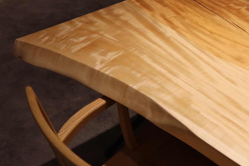 名古屋店のトチ一枚板 テーブル　細やかな縮杢