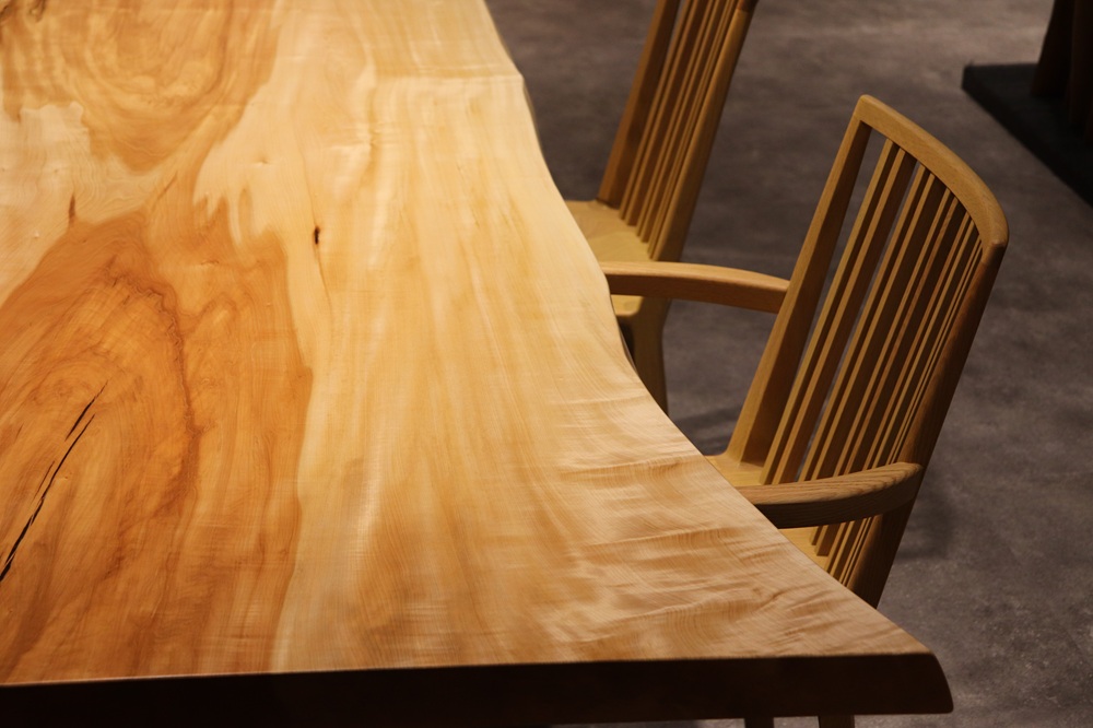 名古屋店のトチ一枚板 テーブル　細やかな縮杢