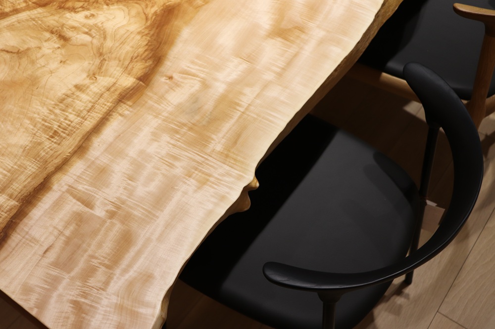 名古屋店のトチ一枚板 テーブル