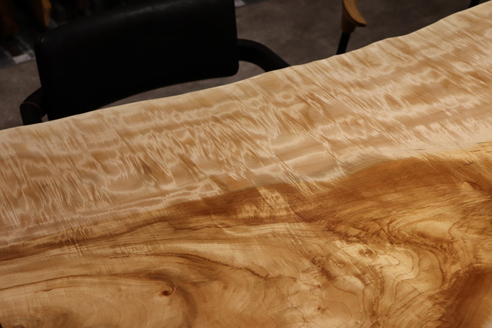 名古屋店のトチ一枚板 テーブル