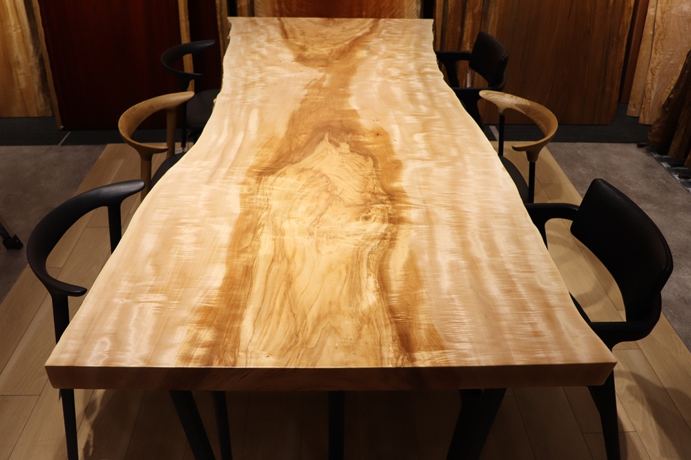 名古屋店のトチ一枚板 テーブル　中央に浮かび上がる、力強い木の流れ