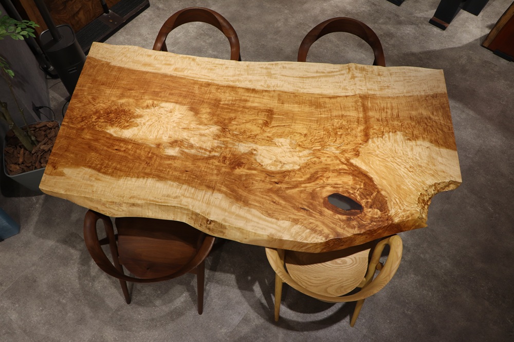 名古屋店のトチ一枚板 テーブル　荒々しさと繊細さが共存