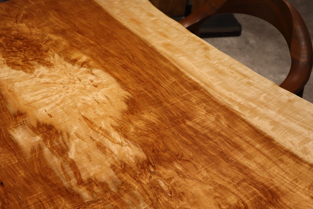 名古屋店のトチ一枚板 テーブル　きめ細やかな縮杢