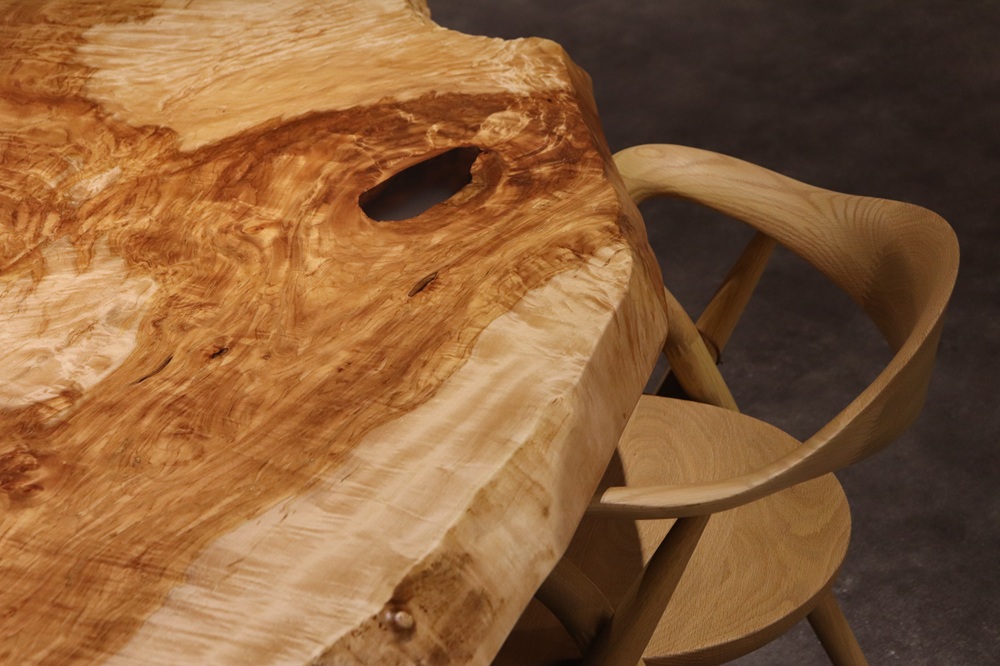 名古屋店のトチ一枚板 テーブル　きめ細やかな縮杢